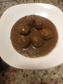 Una foto de Albóndigas con salsa de chocolate