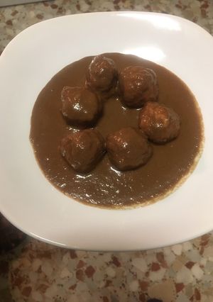Una foto de Albóndigas con salsa de chocolate