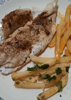 Una foto de Merluza al horno con papas a la provenzal y salsa cheddar