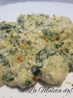 Una foto de Ñoquis en salsa de espinacas
