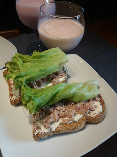 Una foto de Tostadas con queso de untar, atún y lechuga