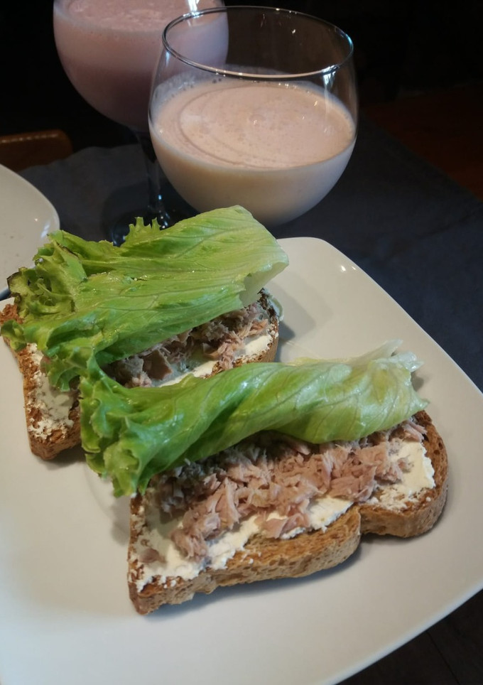 Una foto de Tostadas con queso de untar, atún y lechuga