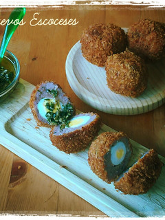 Una foto de Huevos Escoceses con Salsa Chimichurri