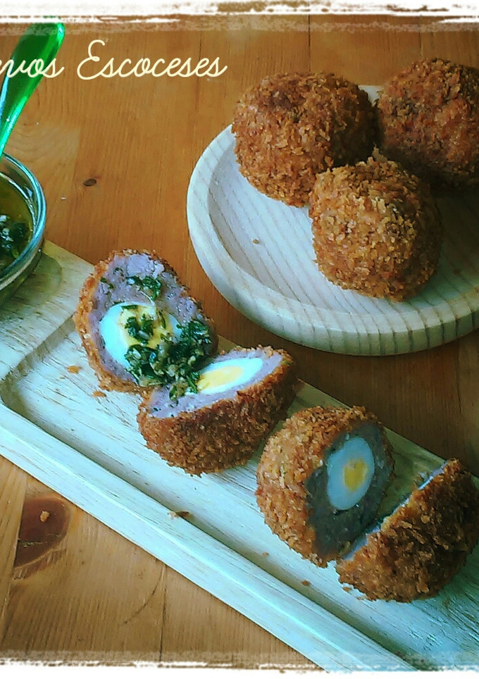 Una foto de Huevos Escoceses con Salsa Chimichurri