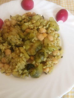 Una foto de Coles de Bruselas con arroz y garbanzos