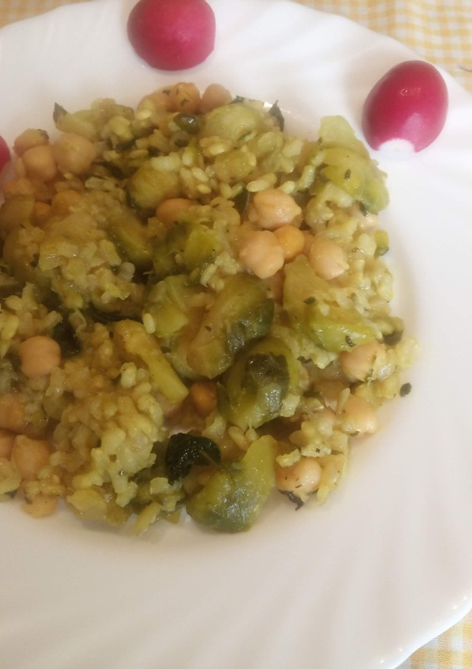 Una foto de Coles de Bruselas con arroz y garbanzos