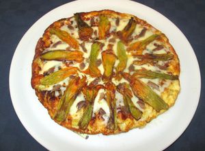 Foto di Frittata ai fiori di zucca con mozzarella e acciughe