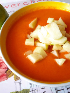 Una foto de Gazpacho de pimiento rojo asado🌶️ y manzana 🍏