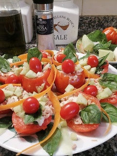 Foto di Pomodori ripieni di tonno, mozzarella e dadolata di cetrioli al profumo di basilico