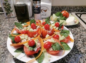 Foto di Pomodori ripieni di tonno, mozzarella e dadolata di cetrioli al profumo di basilico