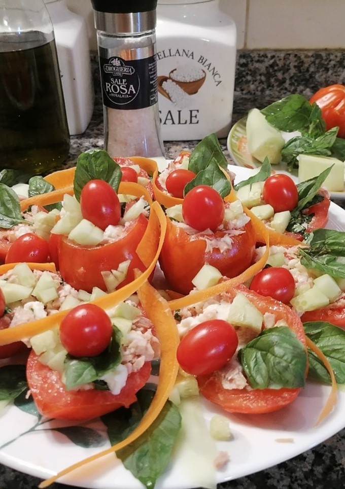 Foto di Pomodori ripieni di tonno, mozzarella e dadolata di cetrioli al profumo di basilico
