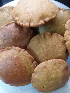 बाजरी पुरी (bajri puri recipe in marathi) रेसिपी चे मुख्य फोटो