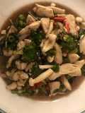 กระเพราไก่ (Basil Fried Chicken)