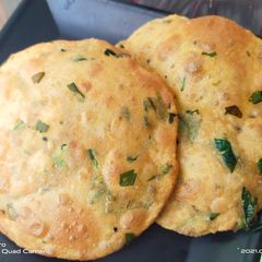 A picture of Methi puri.