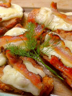 Mustáros csirkemell, szalonnás, sajt köntösben recept fotója