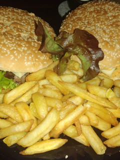 Hamburger sült krumplival recept fotója