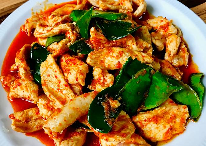 สูตร ไก่ผัดพริกแกงเมนูกับข้าวทำง่าย โดย อาหารและขนม บ้านน้องซาแมนต้า -  Cookpad