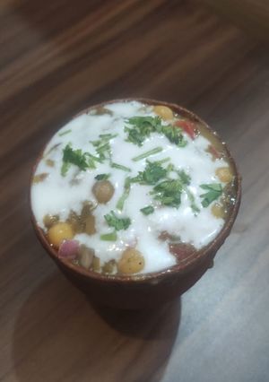 A picture of Banarasi kulhad chat.