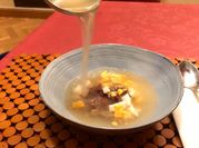 Una foto de sopa de vainas