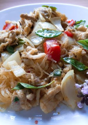 A picture of Stir-Fried Glass Noodles with Green Curry Paste.