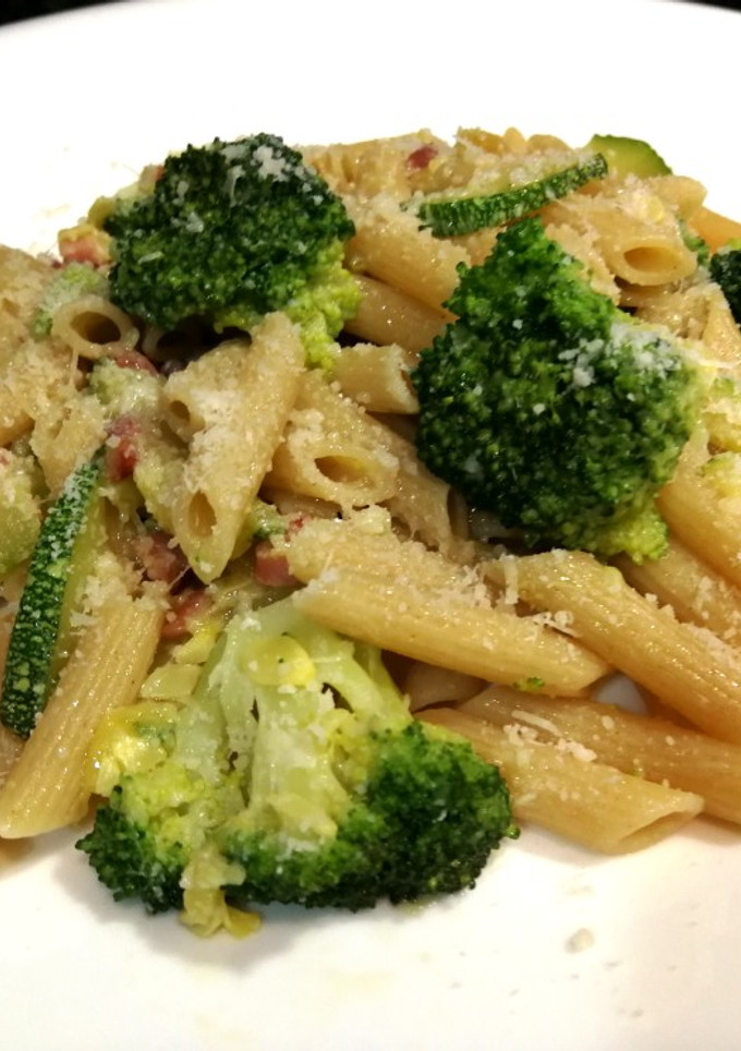 Una foto de Macarrones integral con jamón currado, brócoli y calabacín