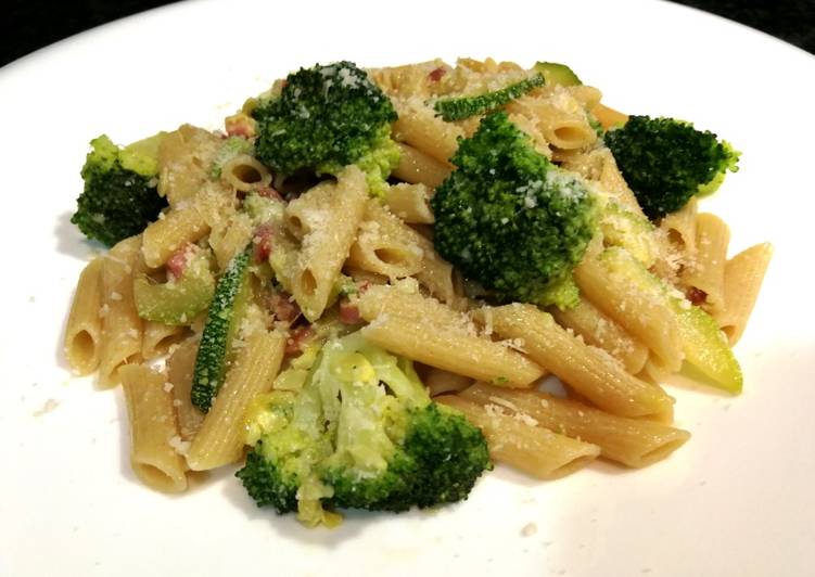 Macarrones integral con jamón currado, brócoli y calabacín