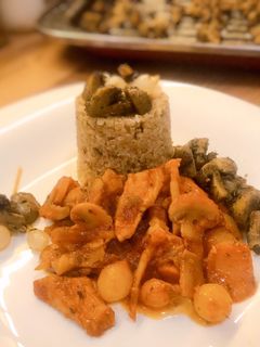 Csirke burgundi módra, tejfölös quinoa-val recept fotója