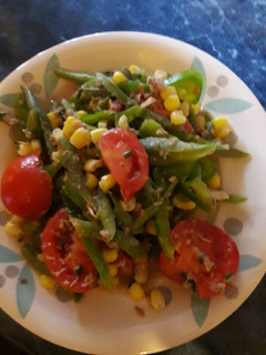 Una foto de Ensalada mixta con atún