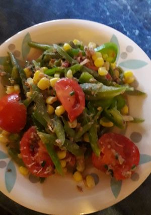 Una foto de Ensalada mixta con atún