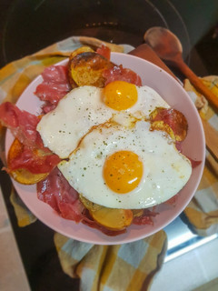 Una foto de Huevos rotos con jamón, saludables