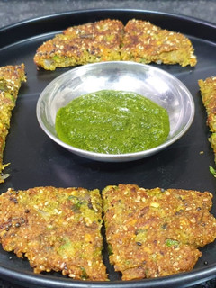 મગ ની ફોતરા વાળી દાળ નો હાંડવો (Moong Fotra Vali Dal Handvo Recipe In Gujarati) રેસીપી મુખ્ય ફોટો