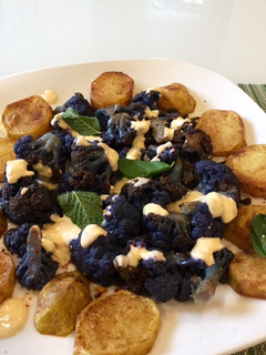 Una foto de Coliflor morada con salsa de yogurt