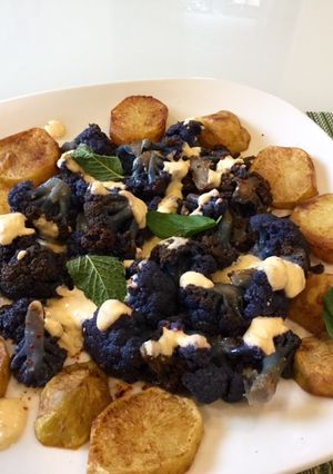 Una foto de Coliflor morada con salsa de yogurt