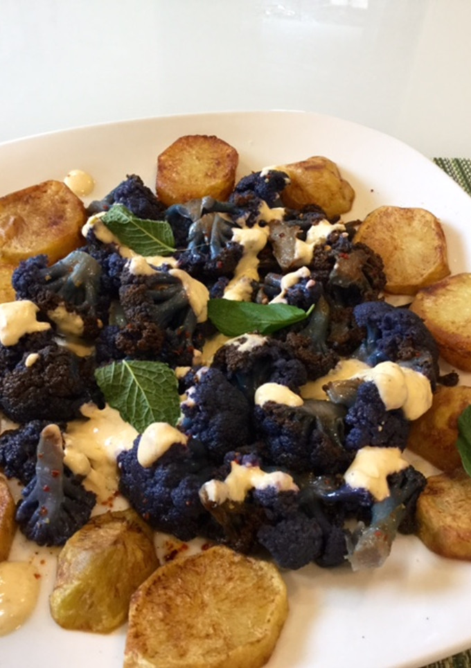 Una foto de Coliflor morada con salsa de yogurt
