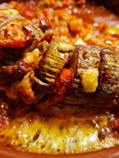 Una foto de Berenjena Hasselback con el pisto colorido