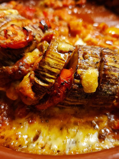 Una foto de Berenjena Hasselback con el pisto colorido