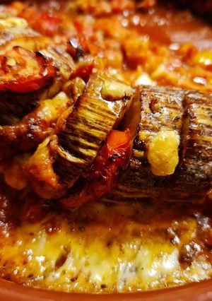 Una foto de Berenjena Hasselback con el pisto colorido