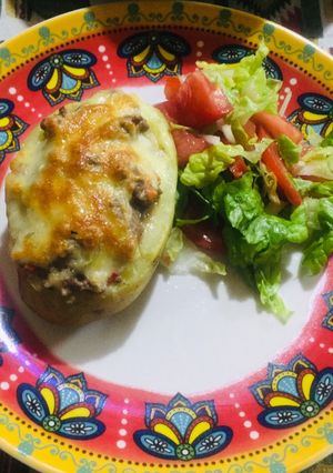 Una foto de Papas rellenas con ensalada mixta 🥗🥔