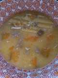 Sopa de lentejas,papas,cebollas y pollo asado y jamonilla