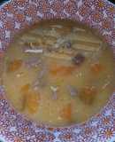 Sopa de lentejas,papas,cebollas y pollo asado y jamonilla