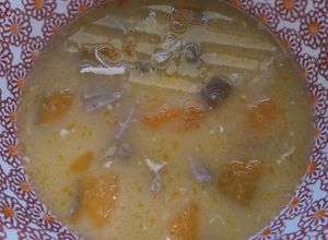 Una foto de Sopa de lentejas,papas,cebollas y pollo asado y jamonilla