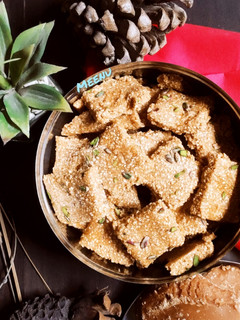 गुड़ तिल की बर्फी (gur til ki barfi recipe in Hindi) रेसिपी मुख्य फोटो