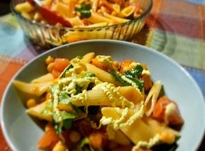 Una foto de Ensalada tibia de pasta y calabaza