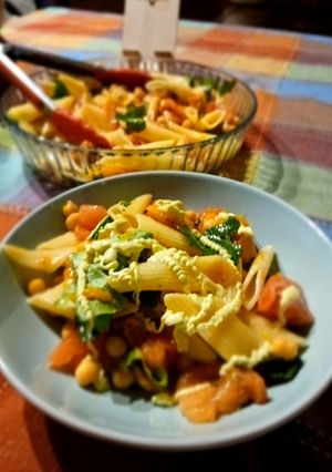 Una foto de Ensalada tibia de pasta y calabaza