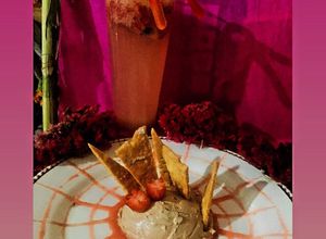 Una foto de Mousse de chocolate con masa quebrada y coulis de fresa