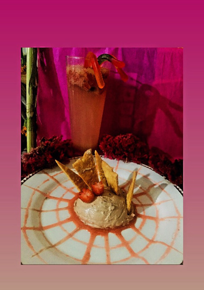 Una foto de Mousse de chocolate con masa quebrada y coulis de fresa