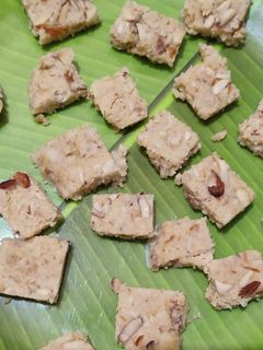 खोया बर्फी (Khoya barfi recipe in hindi) रेसिपी मुख्य फोटो