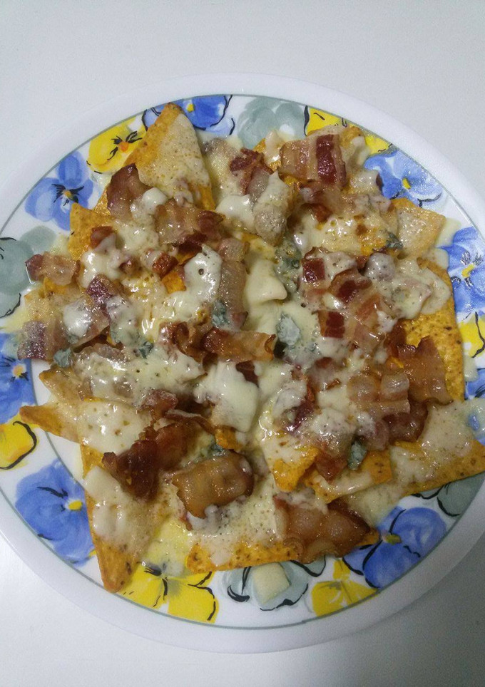 Una foto de Nachos con chorizo y queso azul