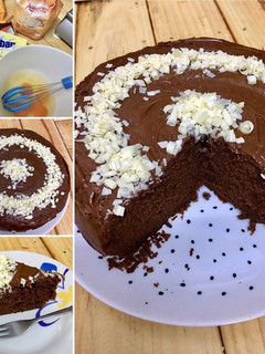 Una foto de Bizcocho de chocolate (interior esponjoso y húmedo) con intenso sabor a chocolate