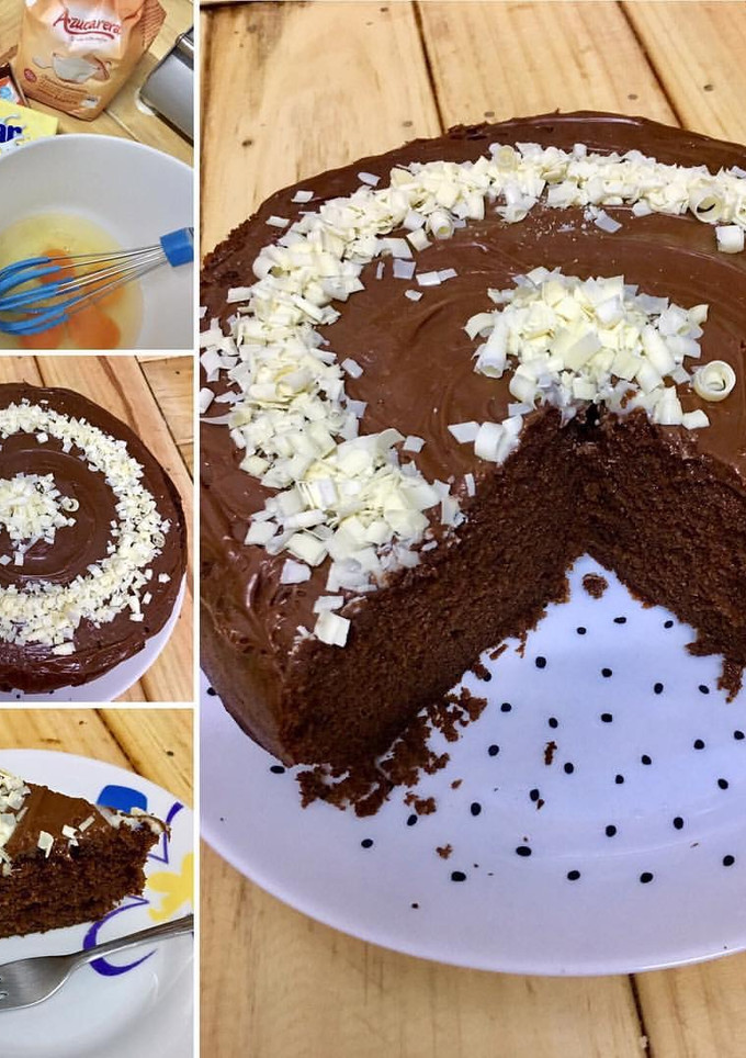 Una foto de Bizcocho de chocolate (interior esponjoso y húmedo) con intenso sabor a chocolate